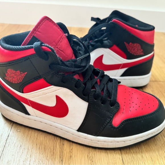 Air Jordan basketball shoes by Nike in size 8, barely worn, clean, black/red - Picture 5 of 6